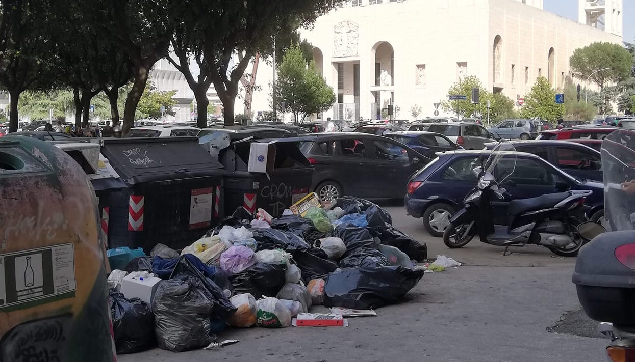 Rifiuti a Roma in zona don Bosco