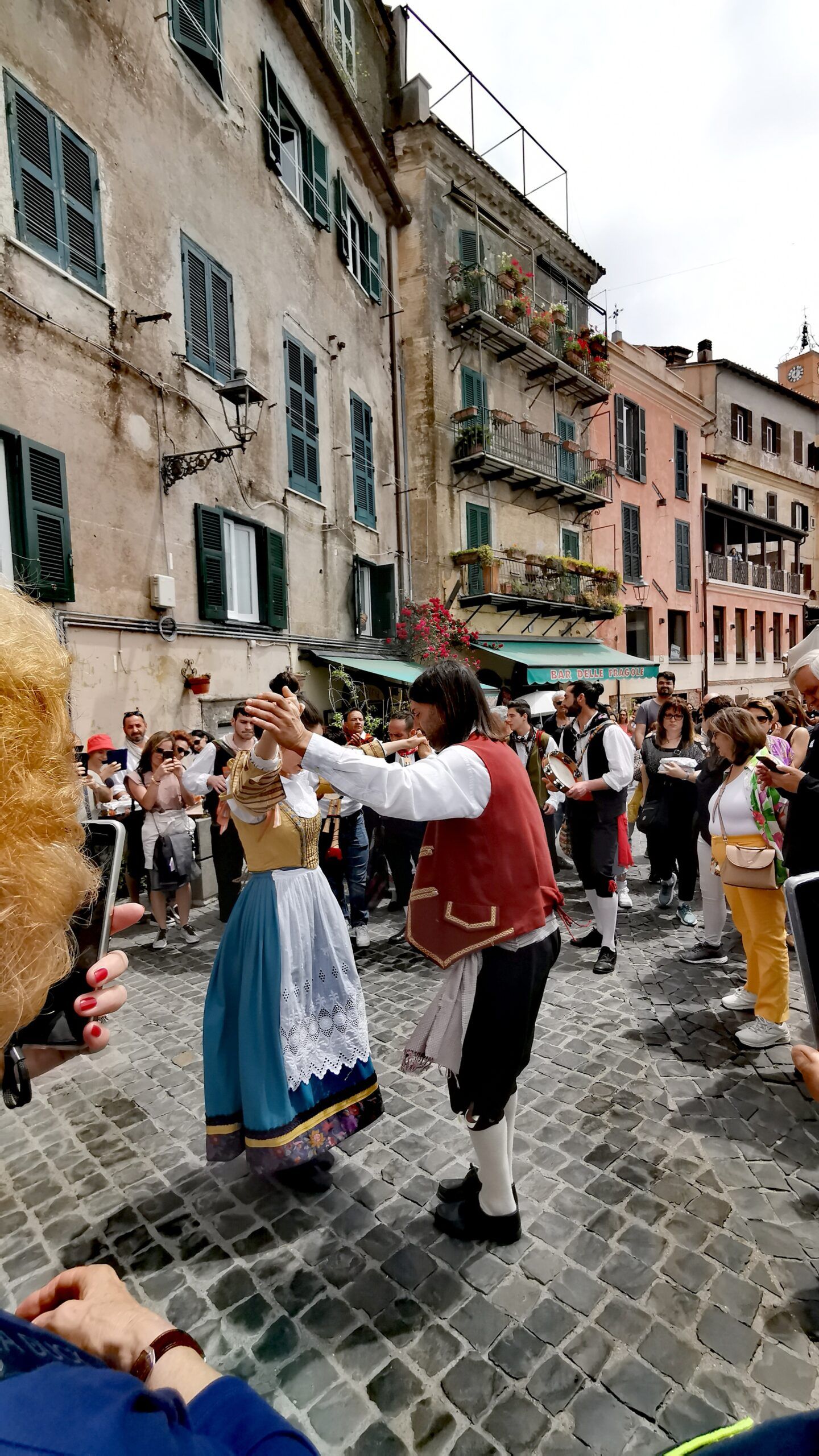 Esibizione gruppo ballo-Terra Nemorense