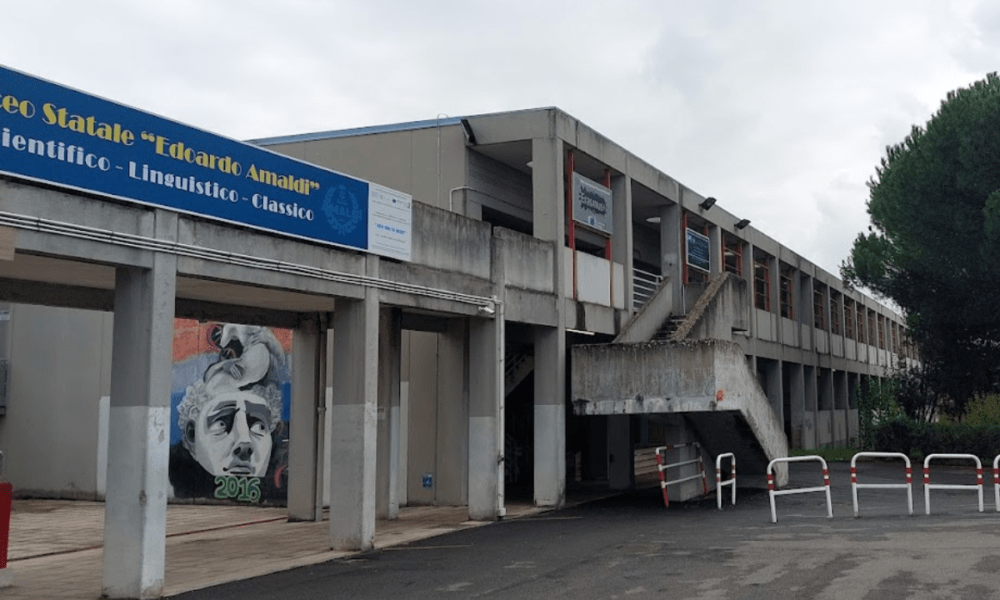 Il liceo Amaldi proibisce lo “Scomodo”, l’Istituto: “Il giornale studentesco parla di diritto all’aborto” Il liceo Amaldi proibisce lo “Scomodo”, l’Istituto: “Il giornale studentesco parla di diritto all’aborto”