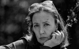 Oriana Fallaci mentre fuma