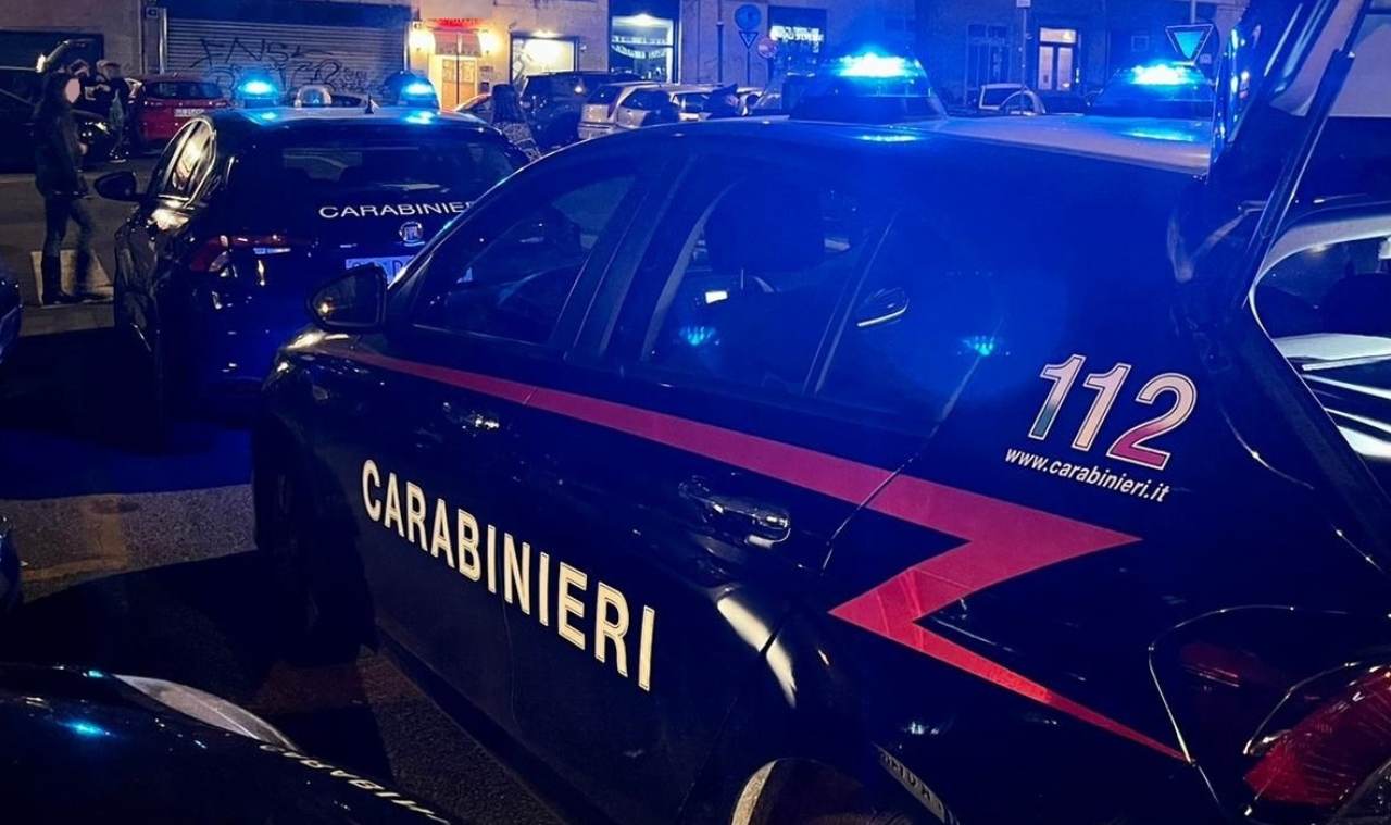 Un ragazzo in scooter tenta la fuga per eludere il posto di blocco, ma si schianta su un pedone e rimane ferito assieme al passeggero