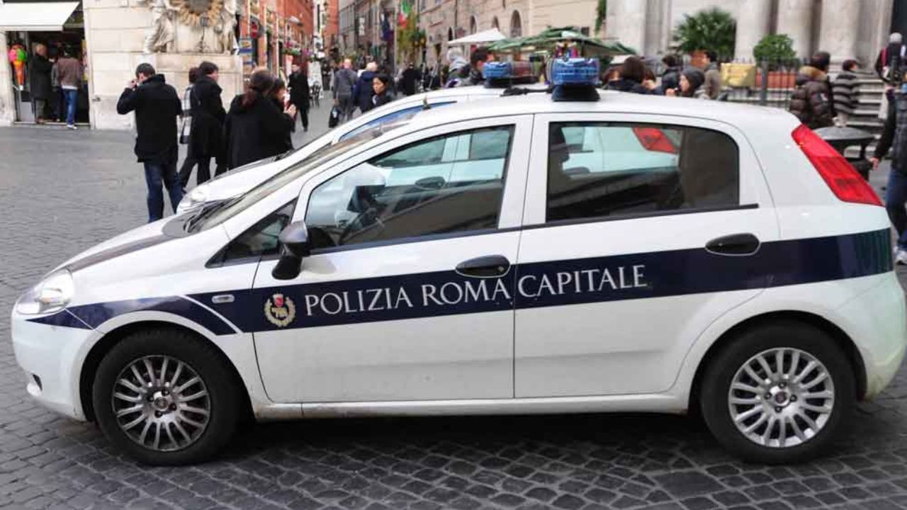 Rifiuti edili e speciali quello che due 'svuota cantine' erano soliti abbandonare all'interno di un terreno occupato abusivamente. Beccati dalla polizia locale