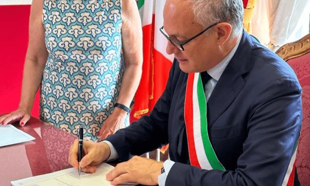 Roma, Gualtieri registra figli nati all’estero di due coppie di mamme. FdI: “Date al Sindaco tapiro dell’illegalità” Roma, Gualtieri registra figli nati all’estero di due coppie di mamme. FdI: “Date al Sindaco tapiro dell’illegalità”