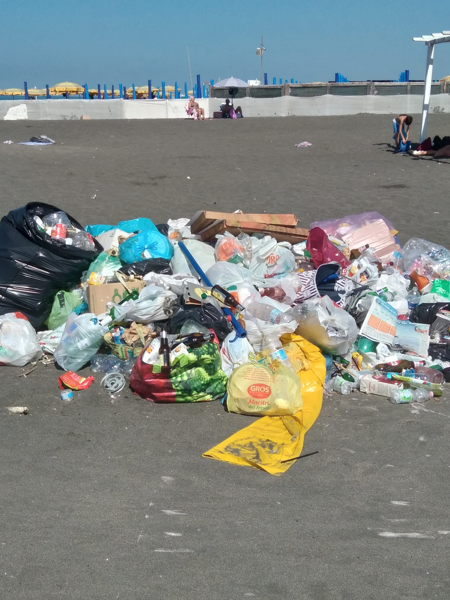 Rifiuti alla spiaggia libera di Ostia