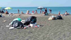 Rifiuti sulla spiaggia di Ostia