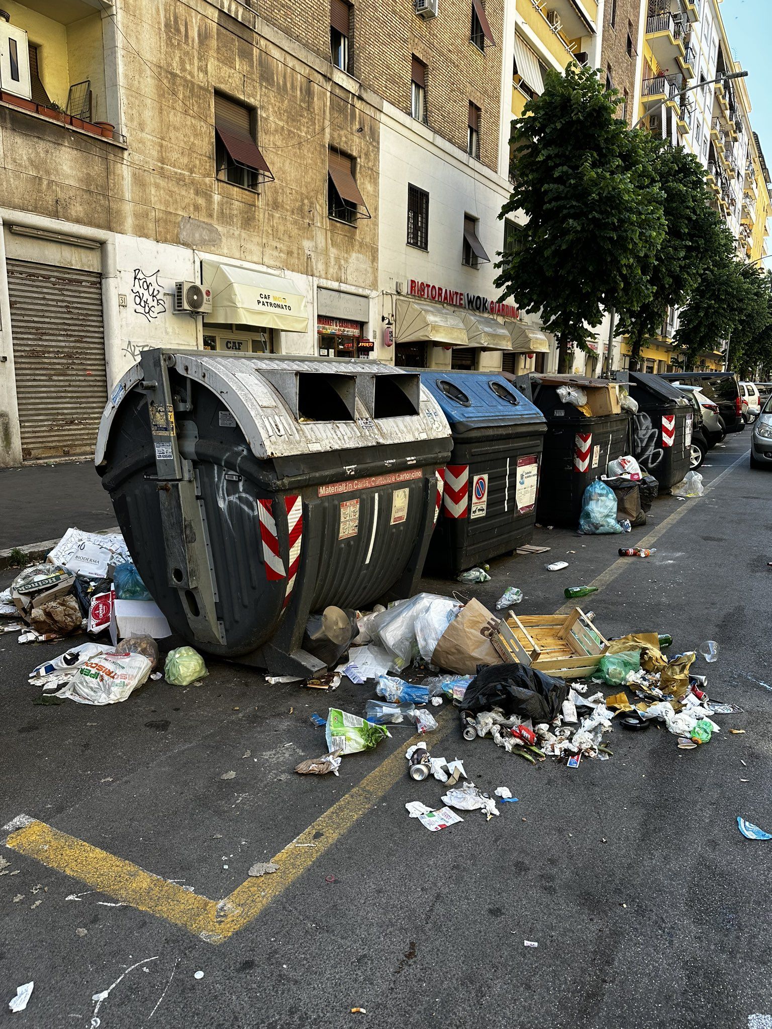 Estate con l'emergenza rifiuti a Roma: spazzatura ammassata in strada ...