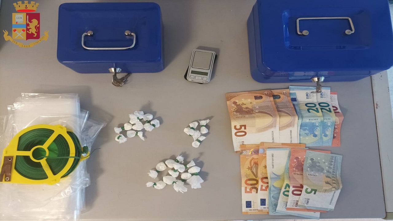 Soldi e droga trovati dalla polizia