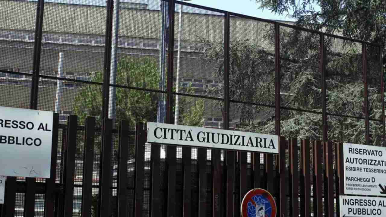 Un uomo di 48 anni è stato assolto dal Gip di Roma nonostante la attività di spaccio. Doveva curare la moglie e mandare a scuola il figlio.