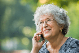 anziana al telefono