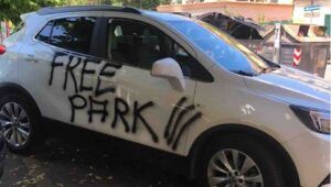 auto vandalizzata dopo essere stata parcheggiata sulle strisce gialle