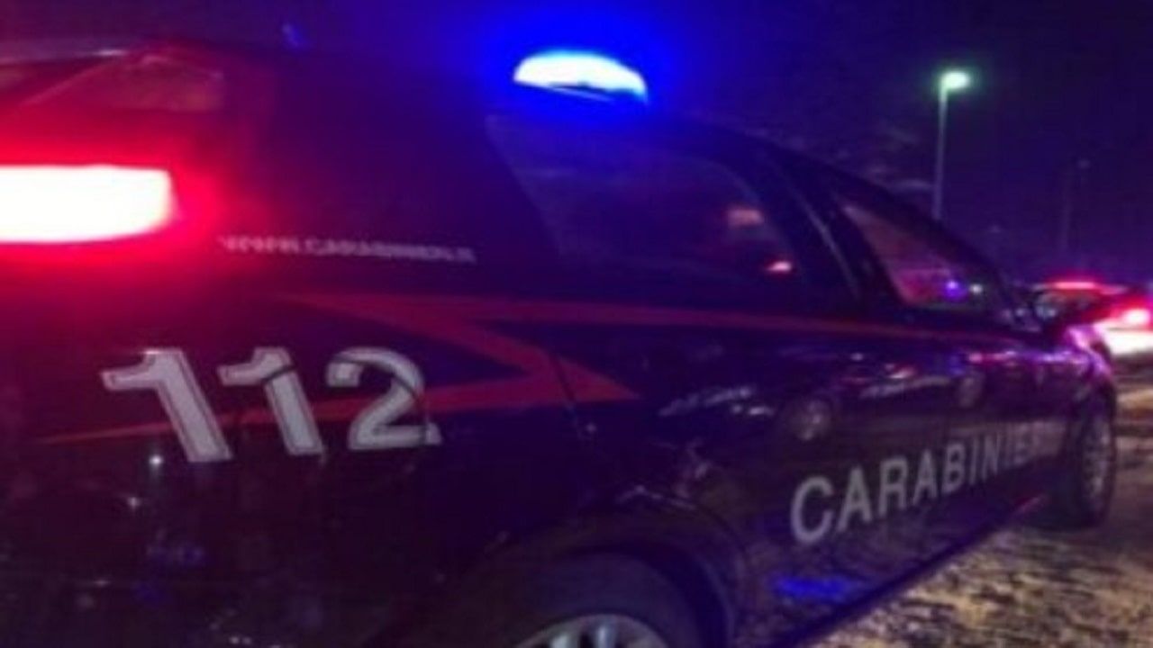 Una rapina finita decisamente male. Il ladro, colto sul fatto, ha provato a scappare ma nella fuga è caduto dal terrazzo. Arrestato dai carabinieri