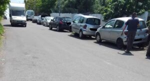 auto in attesa di essere riparate su via Fornara
