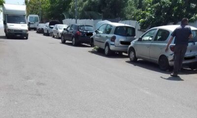 auto in attesa di essere riparate su via Fornara