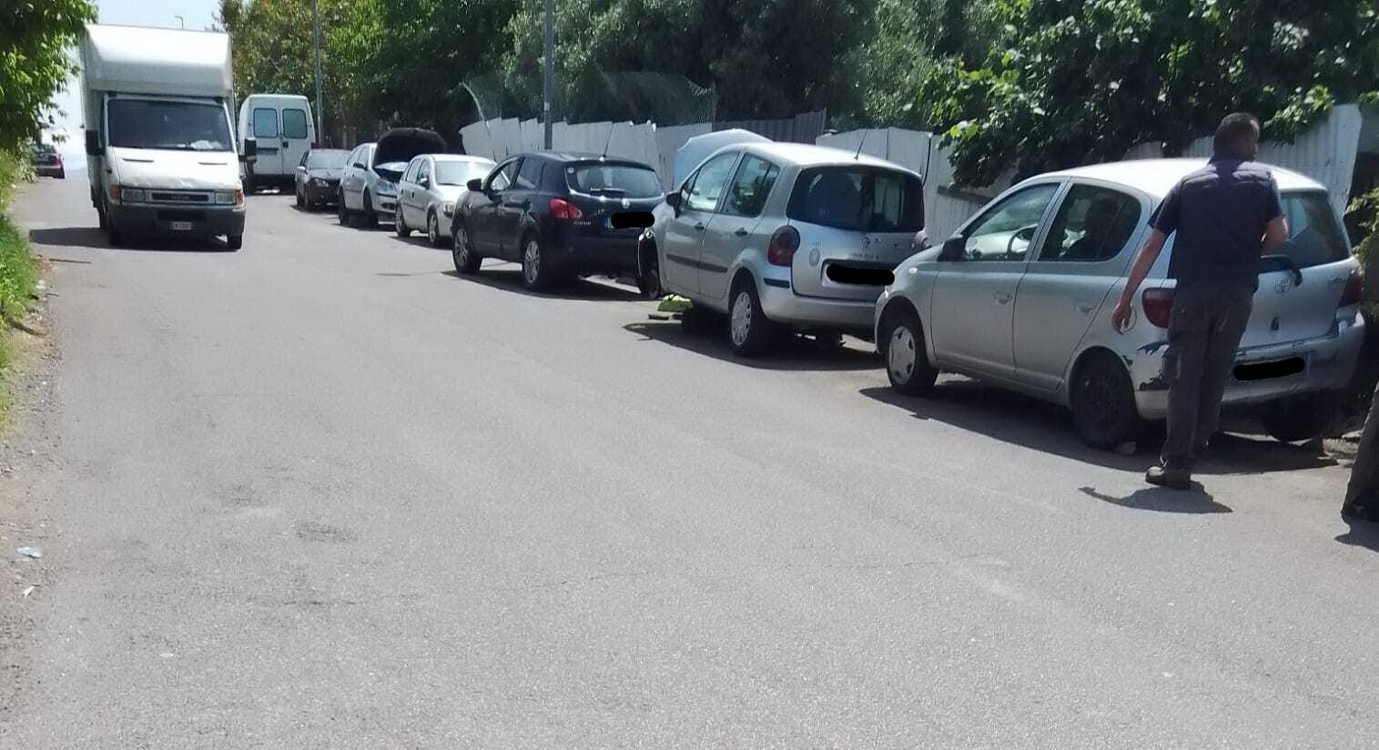 auto in attesa di essere riparate su via Fornara