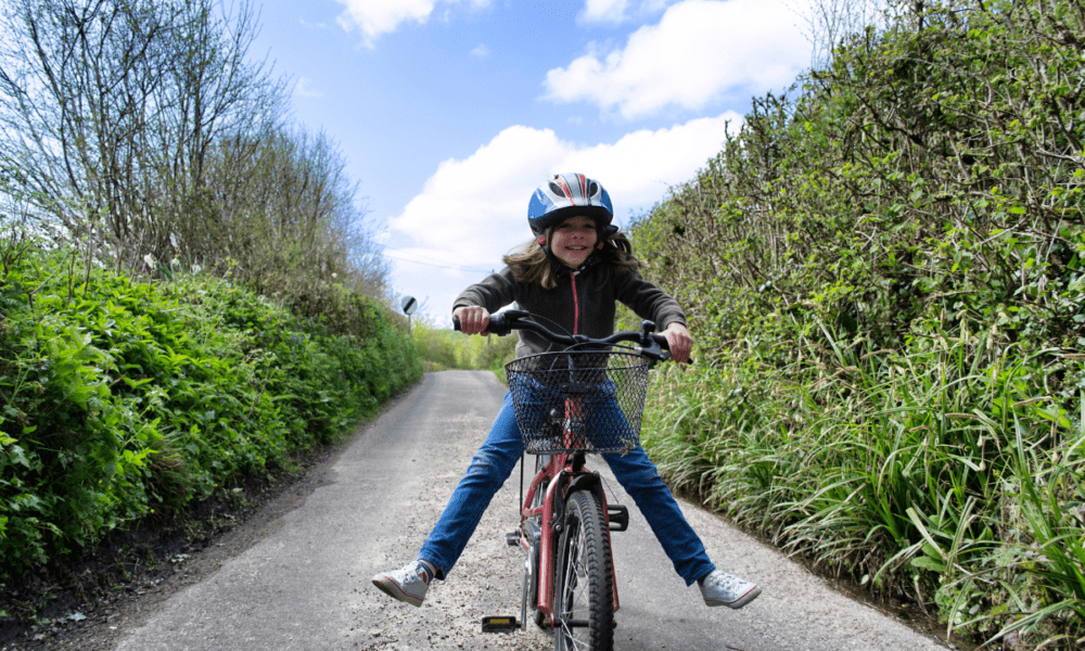 bambina in bici