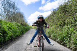 bambina in bici