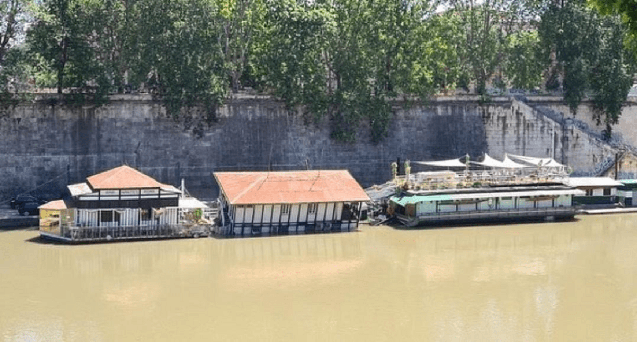 barca affondata nel Tevere