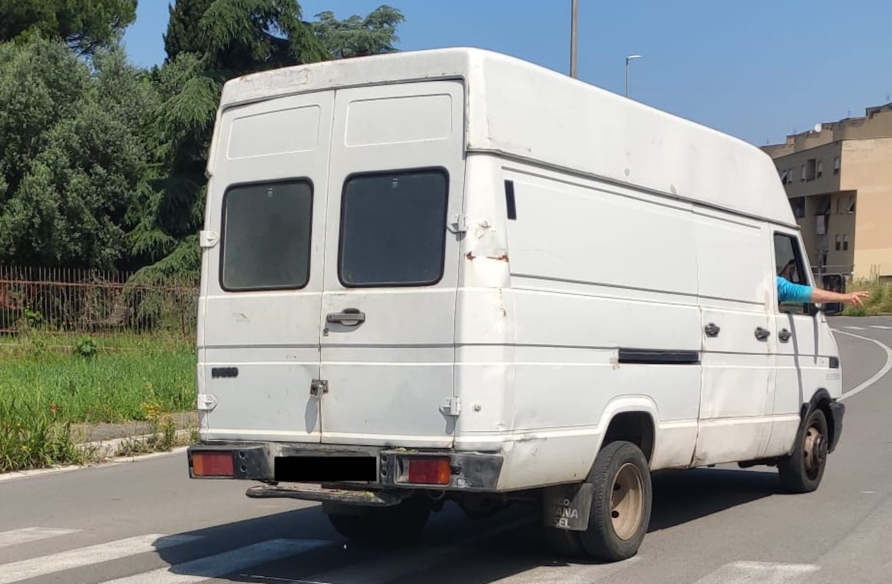 Roma, buttano rifiuti speciali in strada (con il furgone senza assicurazione): ‘zozzoni’ colti in flagrante (FOTO) Roma, buttano rifiuti speciali in strada (con il furgone senza assicurazione): ‘zozzoni’ colti in flagrante (FOTO)