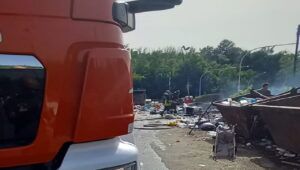 Incendio nel campo rom di via Candoni: impegnati nelle operazioni di bonifica, i vigili del fuoco sono stati vittima anche di un'aggressione