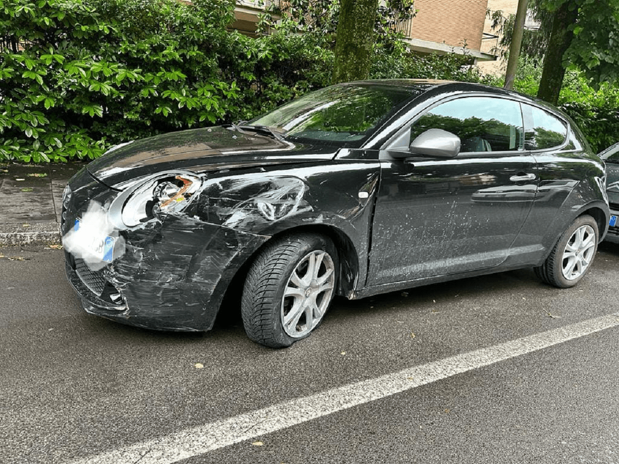 l'auto danneggiata dall'insegnante che ha seminato il caos in strada a Genzano