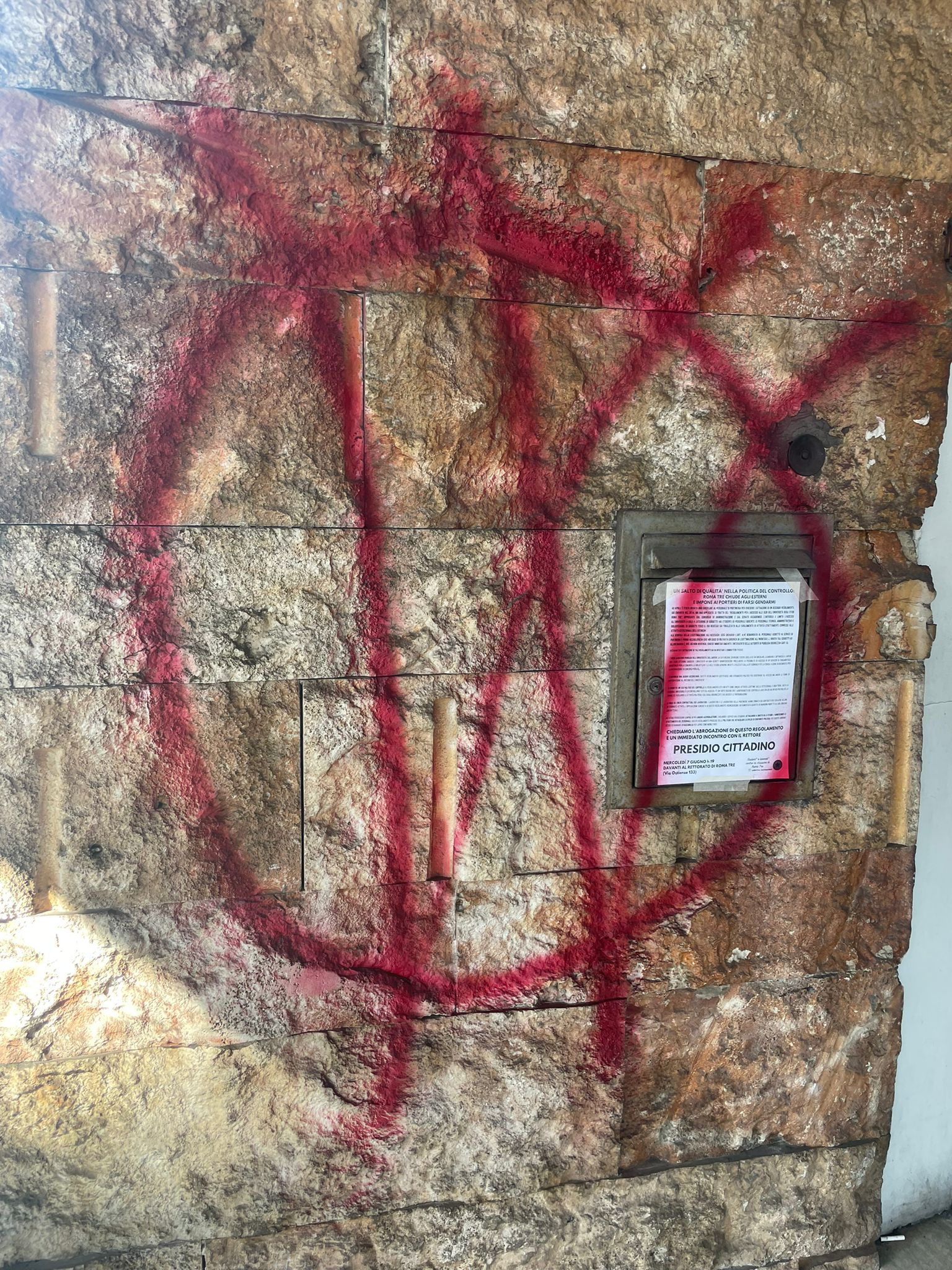 muro vandalizzato roma tre
