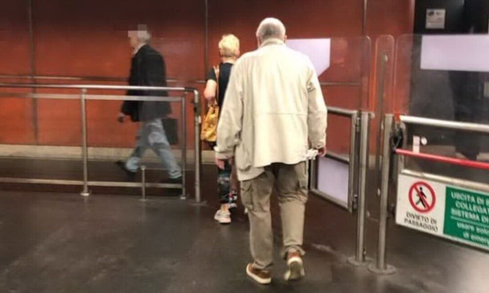 Roma, entrano dall’uscita di emergenza della metro… gratuitamente: sui social monta la rabbia Roma, entrano dall’uscita di emergenza della metro… gratuitamente: sui social monta la rabbia