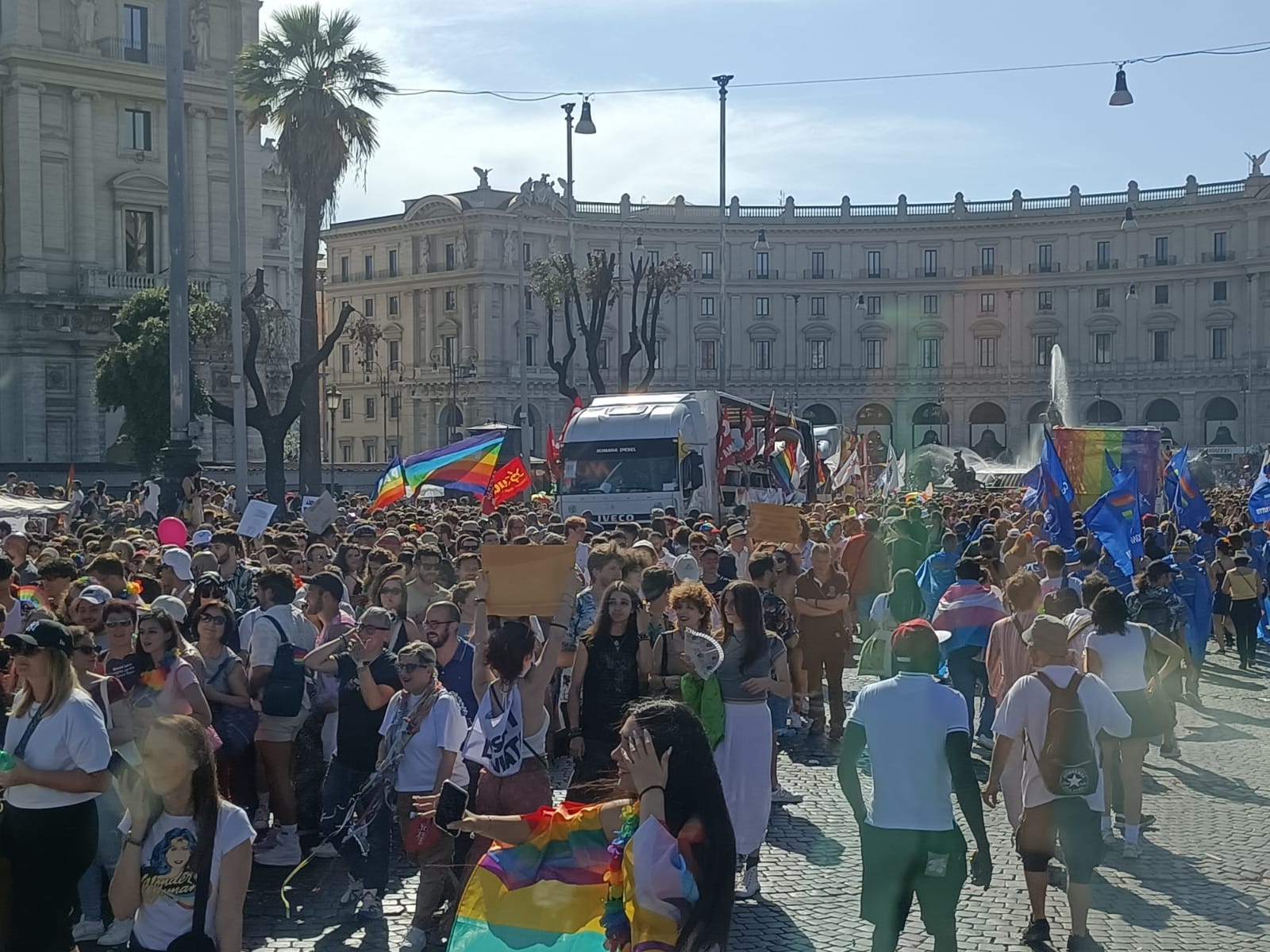 Boom di presenze al Roma Pride 2023: migliaia di persone al corteo da Repubblica ai Fori Imperiali (FOTO)