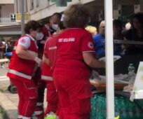 protezione civile dà cibo e acqua agli sfollati di colli aniene