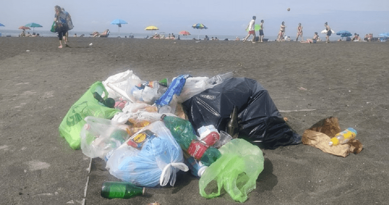 Rifiuti sulla spiaggia