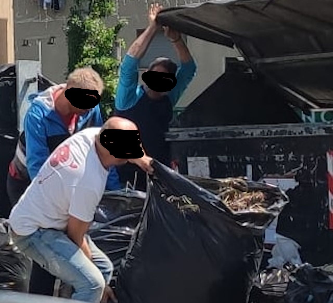 zozzoni all'opera nel VI Municipio: scaricano rifiuti in strada, beccati e multati