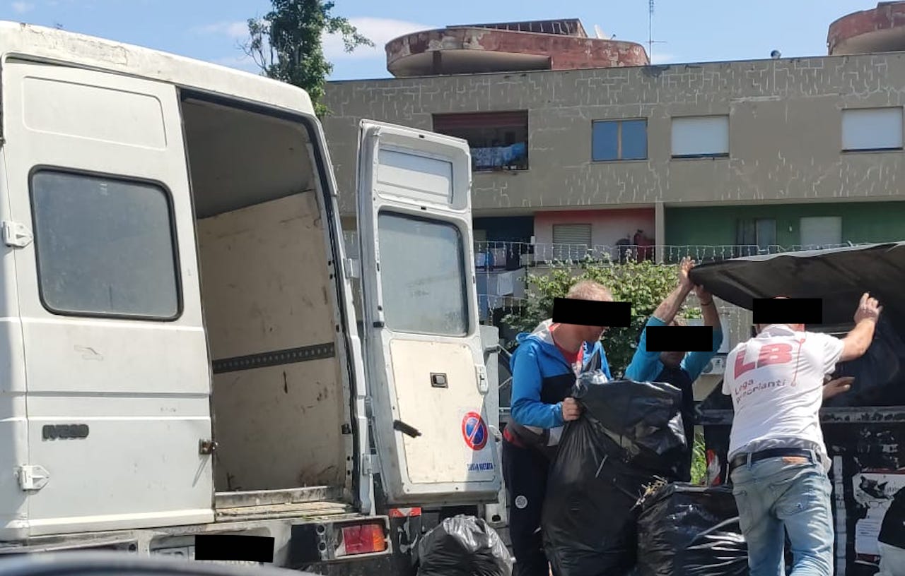 zozzoni all'opera nel VI Municipio: scaricano rifiuti in strada, beccati e multati