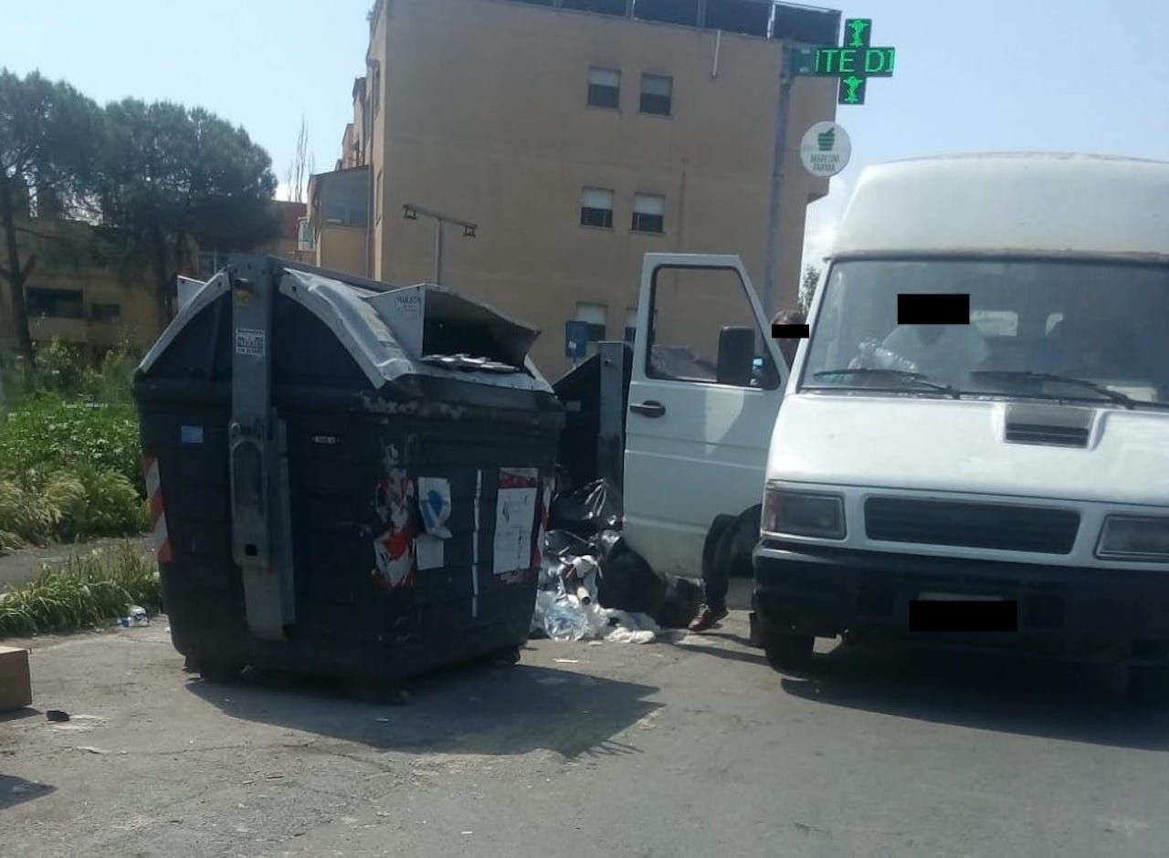 zozzoni all'opera nel VI Municipio: scaricano rifiuti in strada, beccati e multati