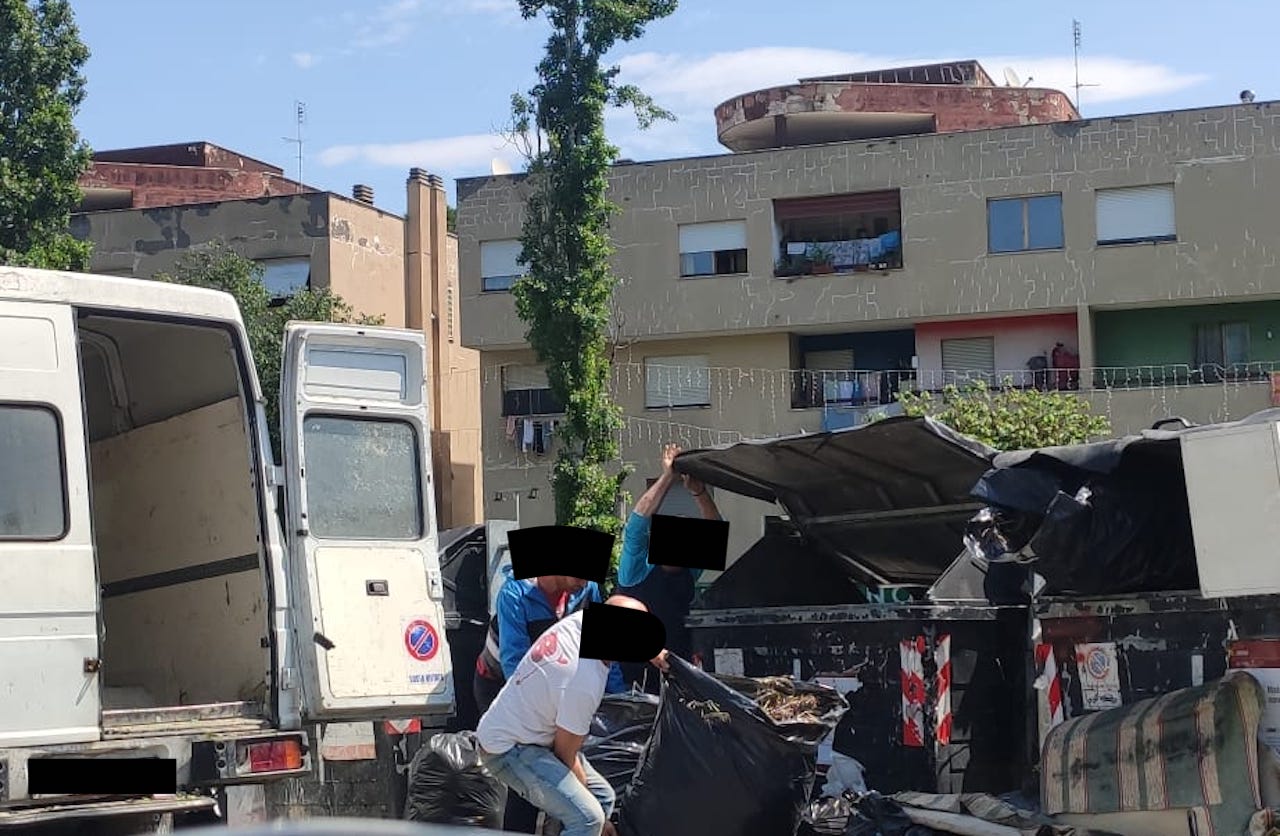 zozzoni all'opera nel VI Municipio: scaricano rifiuti in strada, beccati e multati