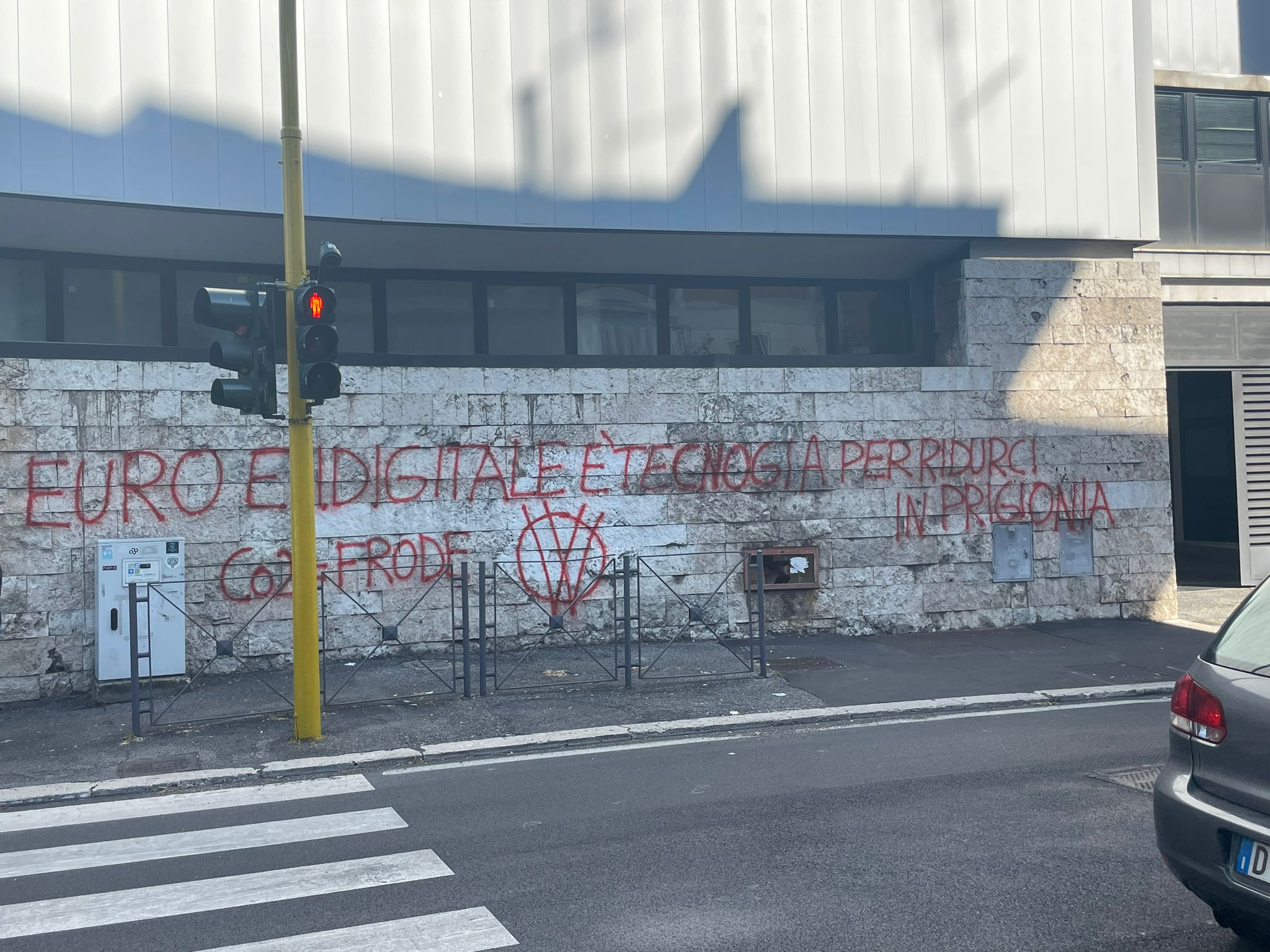 scritte no vax lettere roma tre