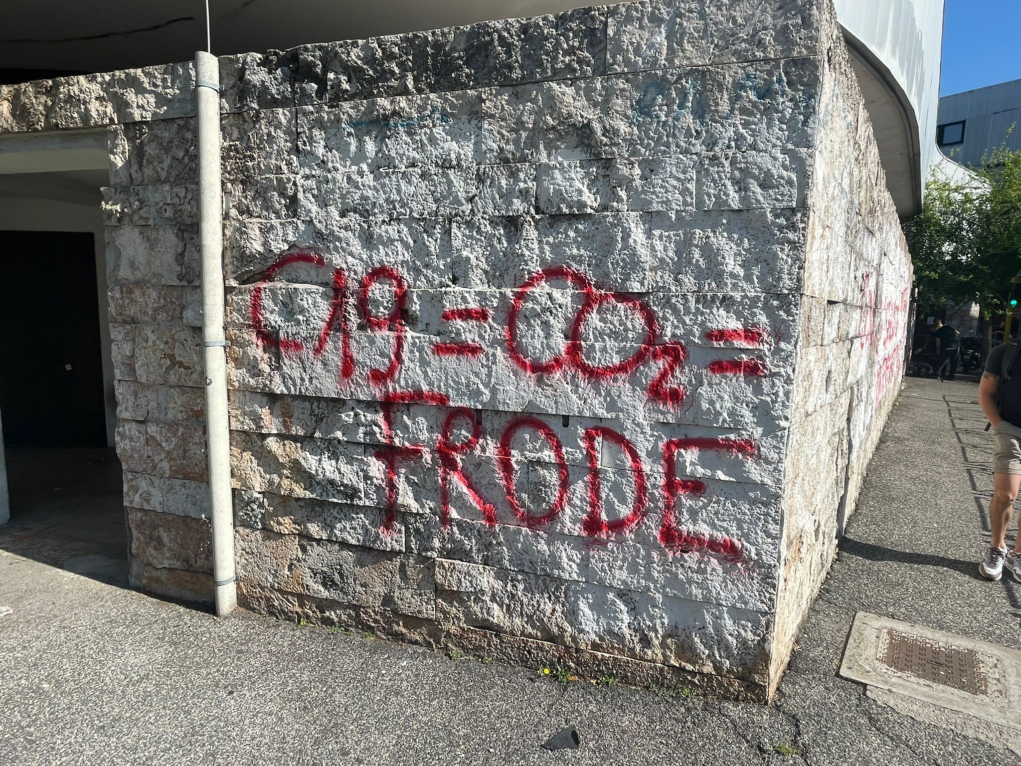 scritte no vax su roma tre