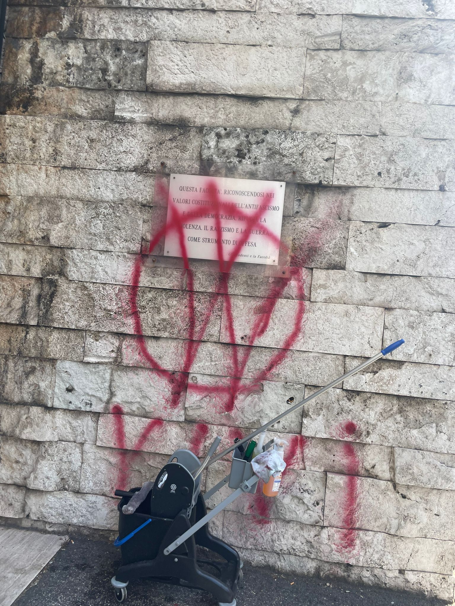 vandalizzata targa antifascista roma tre