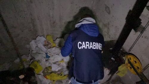 I carabinieri scoprono la droga in un ascensore