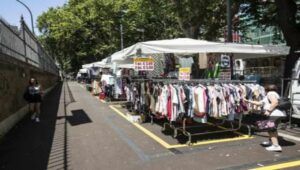 Accolto il ricorso al Tar dei venti commercianti ambulanti limitrofi alla stazione Termini. Lavori compromessi.