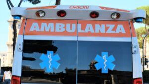 incidente tra due auto, travolto un 18enne canadese, è grave