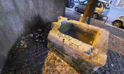 Antica fontana in balia del degrado a Roma