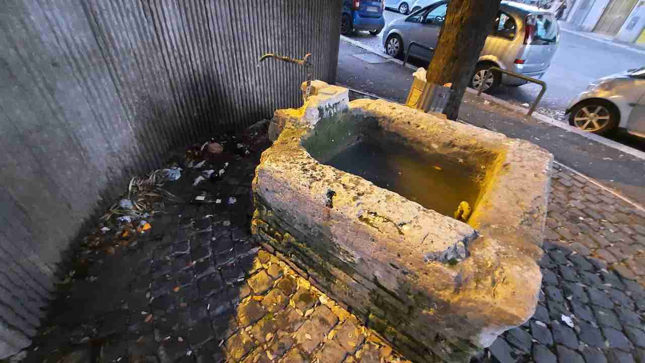 Antica fontana in balia del degrado a Roma