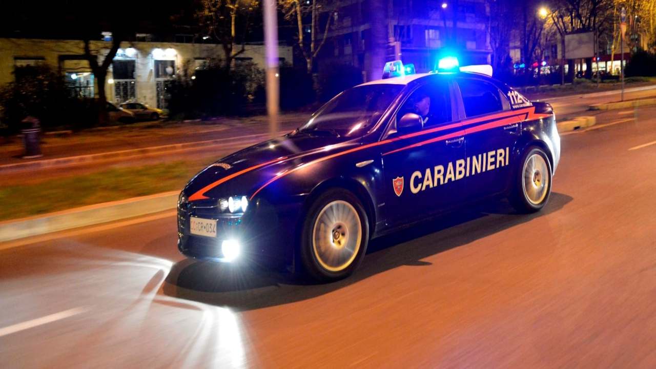 Momenti di tensione questa notte ad Avellino tra un automobilista ed alcuni passanti. Intervento dei carabinieri