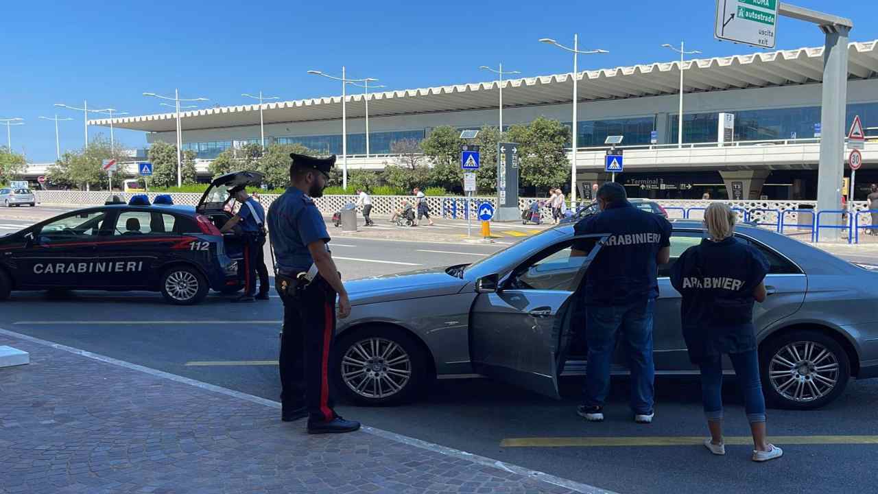 I carabinieri di Fiumicino nel corso dei controlli quotidiani