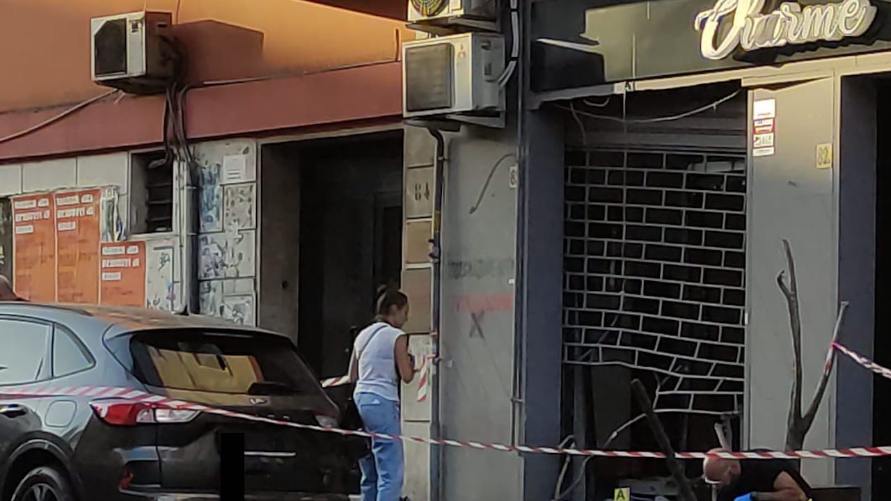 bomba carta contro il Centro estetico Charme a Centocelle