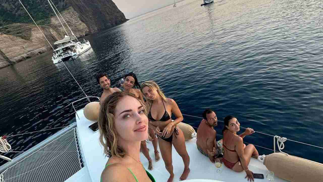 Chiara Ferragni sullo yacht in Sicilia