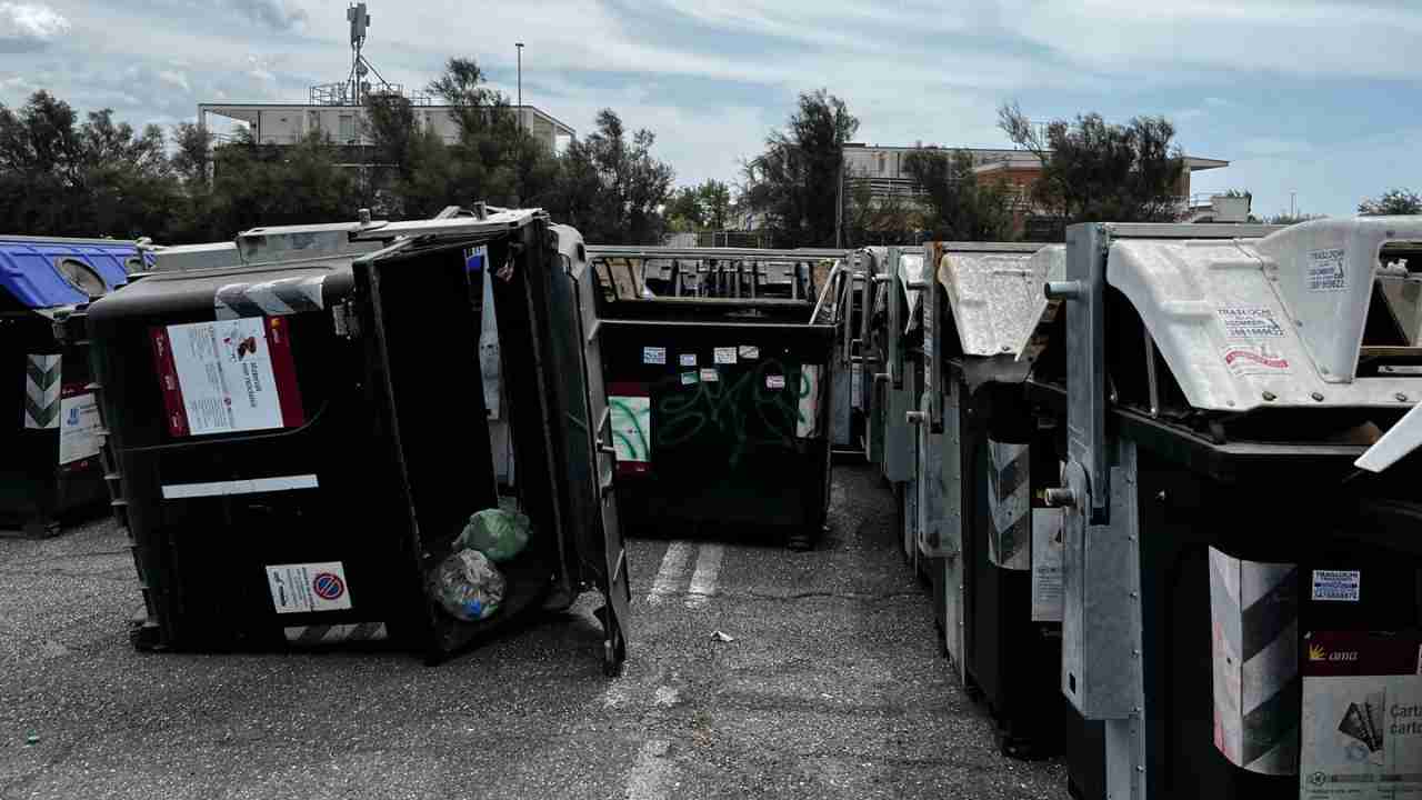 Contenitori incustoditi all'isola dei cassonetti Ama a Ostia