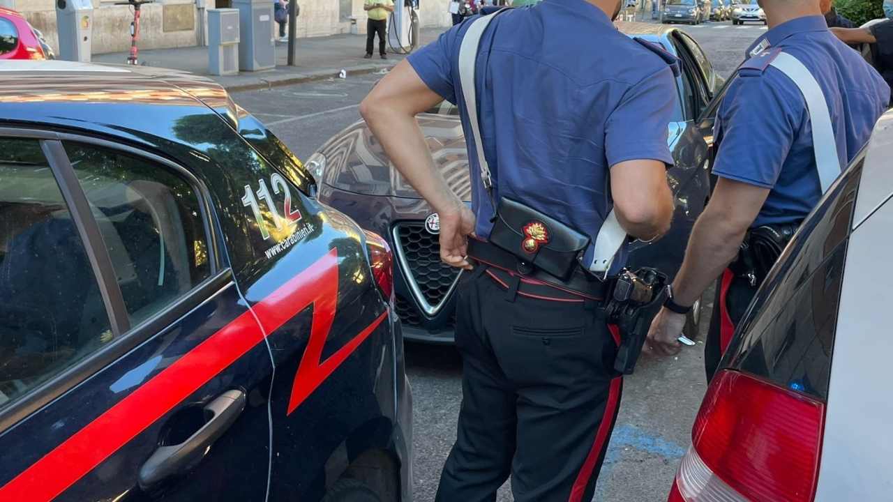 tenta di disfarsi della droga buttandola nello scarico arrestato