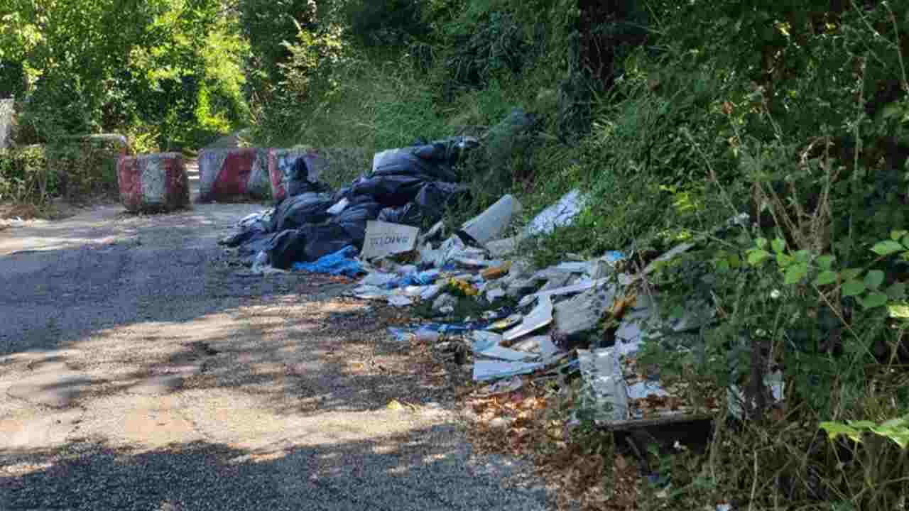 Discarica abusiva nella pista ciclabile di Roma