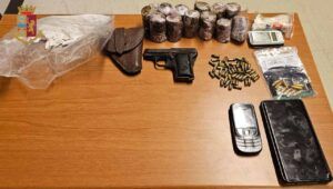 43enne arrestato dalla polizia: la droga e le armi trovate nella sua abitazione