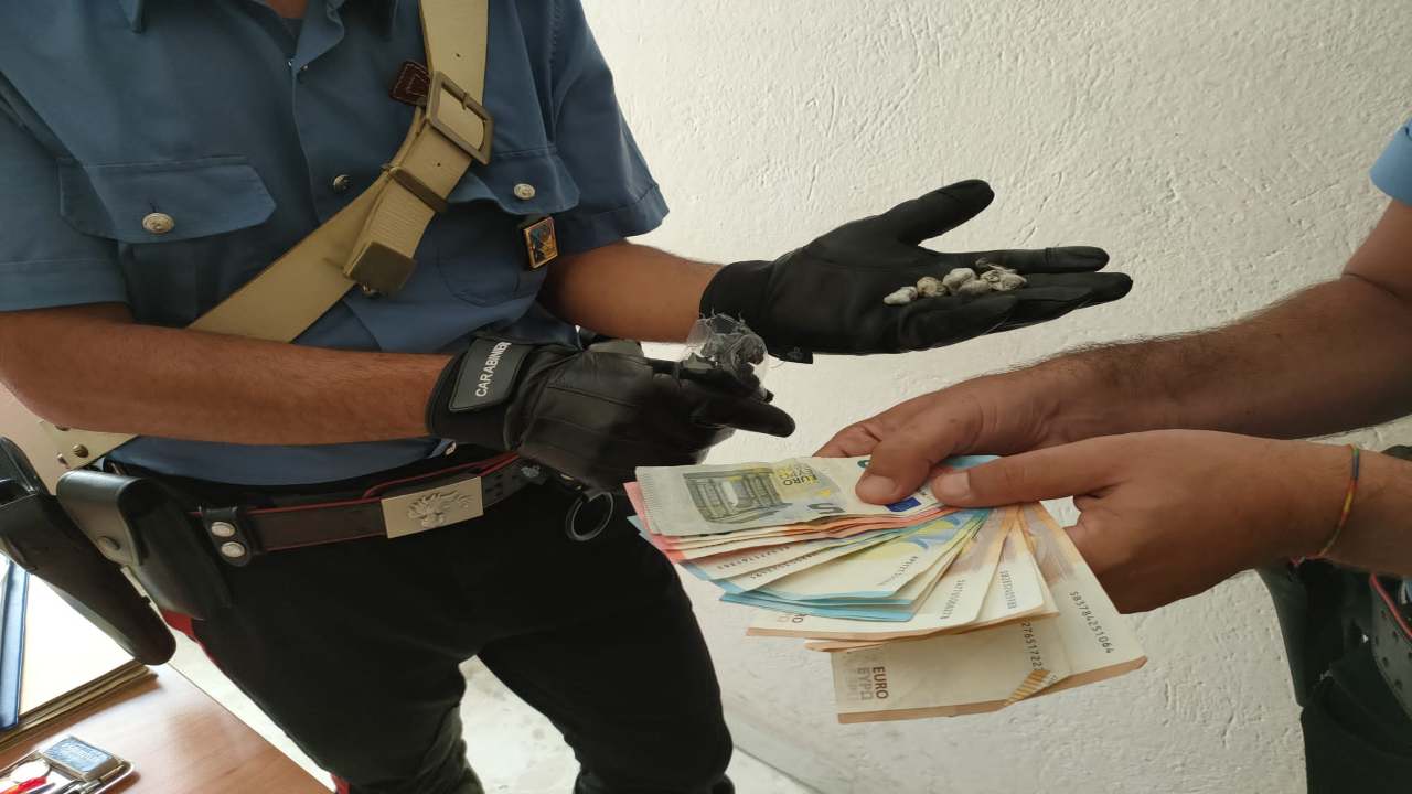 Droga e soldi trovati dai carabinieri